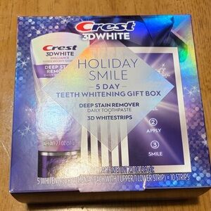 Crest 3D White Holiday Smile Whitening Set